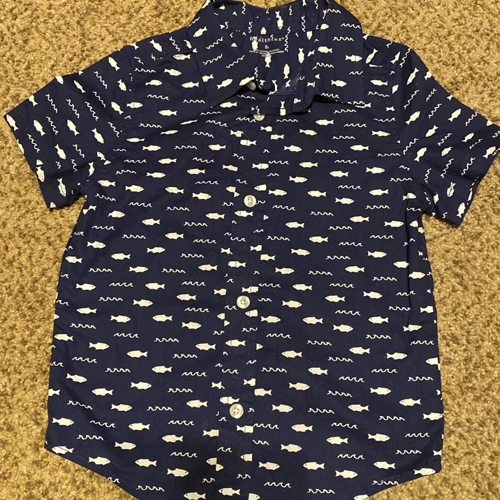 Healthtex 100% Cotton navy blue white fish button down 5T.Excellent condition